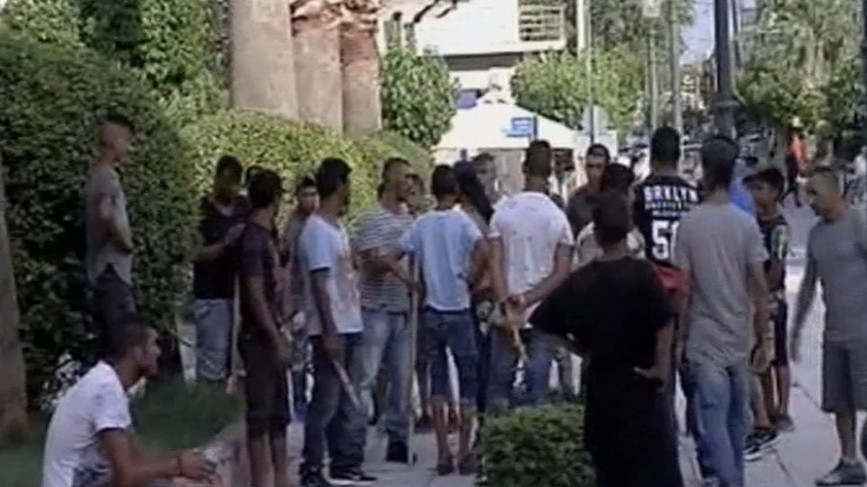 Ρομά με ξύλα και ρόπαλα απειλούν ότι θα πάρουν το νόμο στα χέρια τους για τη δολοφονία της 13χρονης: «Θα καεί η Άμφισσα»