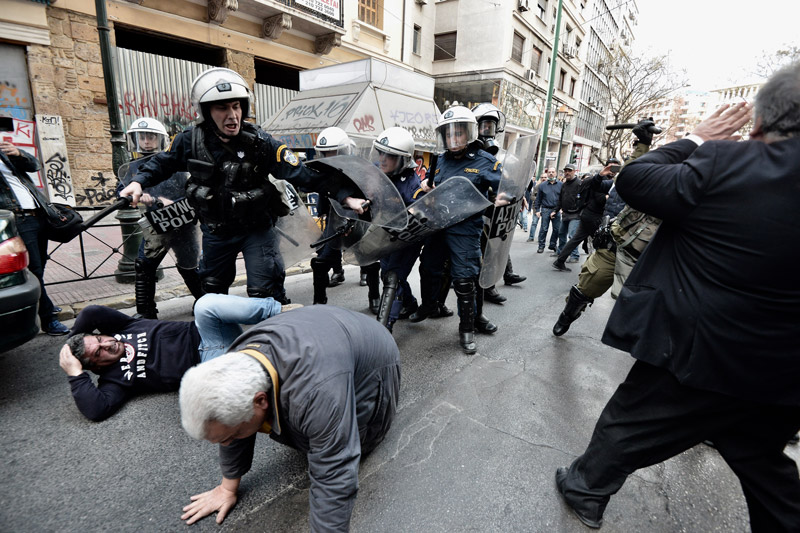 Ιταλία: Αστυνομικοί αρνήθηκαν να έρθουν σε σύγκρουση με τους διαδηλωτές και κατέβασαν κράνη και ασπίδες