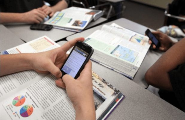 Τέλος εποχής στα σχολεία: Ο Γαβρόγλου απαγορεύει τα κινητά στους μαθητές