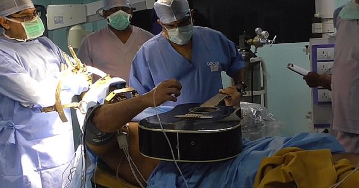 Ινδία: Ασθενής παίζει κιθάρα την ώρα που οι γιατροί τον χειρουργούν στον εγκέφαλο