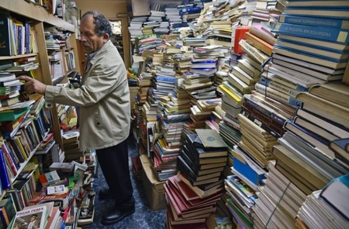 Σκουπιδιάρης μάζεψε 25.000 βιβλία από τα σκουπίδια και με αυτά έφτιαξε βιβλιοθήκη για τα φτωχά παιδιά