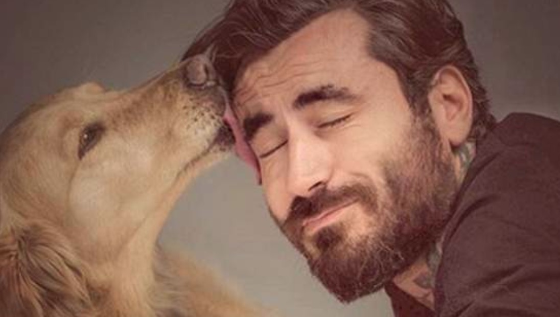 «Τη Μόλυ θα τη σέβεσαι»: Η απάντηση που έδωσε ο Γιώργος Μαυρίδης στο κράξιμο για τον σκύλο στη θάλασσα