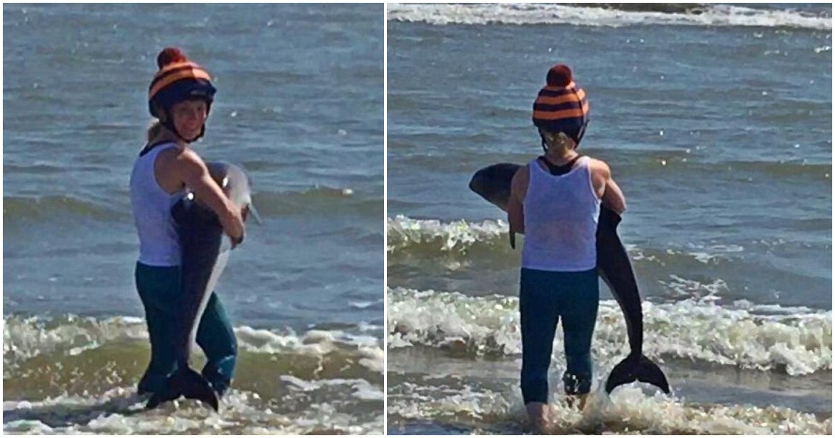 Γυναίκα βρήκε μωρό δελφίνι που το ξέβρασε η θάλασσα και το έριξε ξανά σε βαθιά νερά