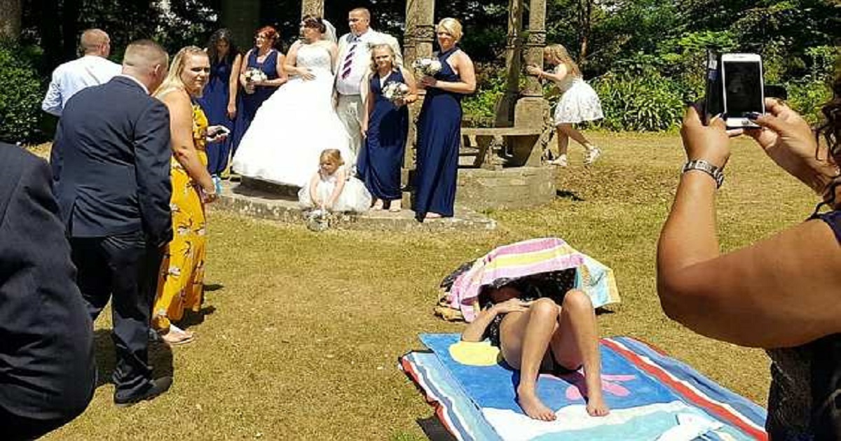 Γυναίκα που κάνει ηλιοθεραπεία καταστρέφει γαμήλιες φωτογραφίες και αρνείται να φύγει από το μέρος της φωτογράφισης