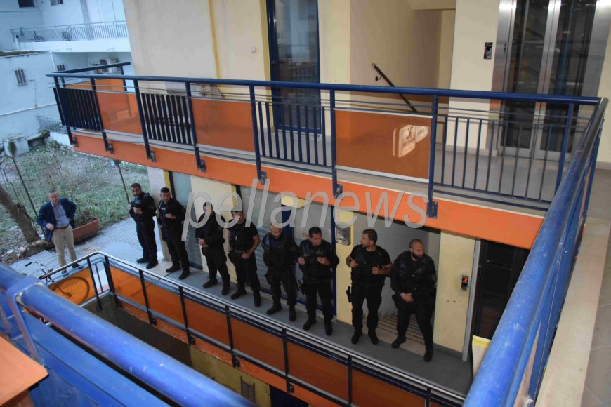 Πάνοπλοι αστυνομικοί φύλαγαν το γραφείο βουλευτή του ΣΥΡΙΖΑ στο νομό Πέλλας από τους Έλληνες διαδηλωτές