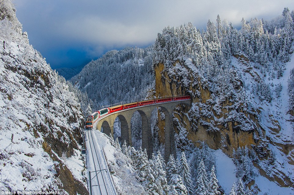 To κόκκινο τρένο των Χριστουγέννων κάνει την πιο μαγευτική διαδρομή των χιονισμένων Άλπεων