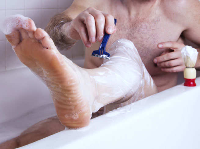Ένας στους δυο άντρες ξυρίζουν σήμερα τα πόδια τους, λέει νέα έρευνα