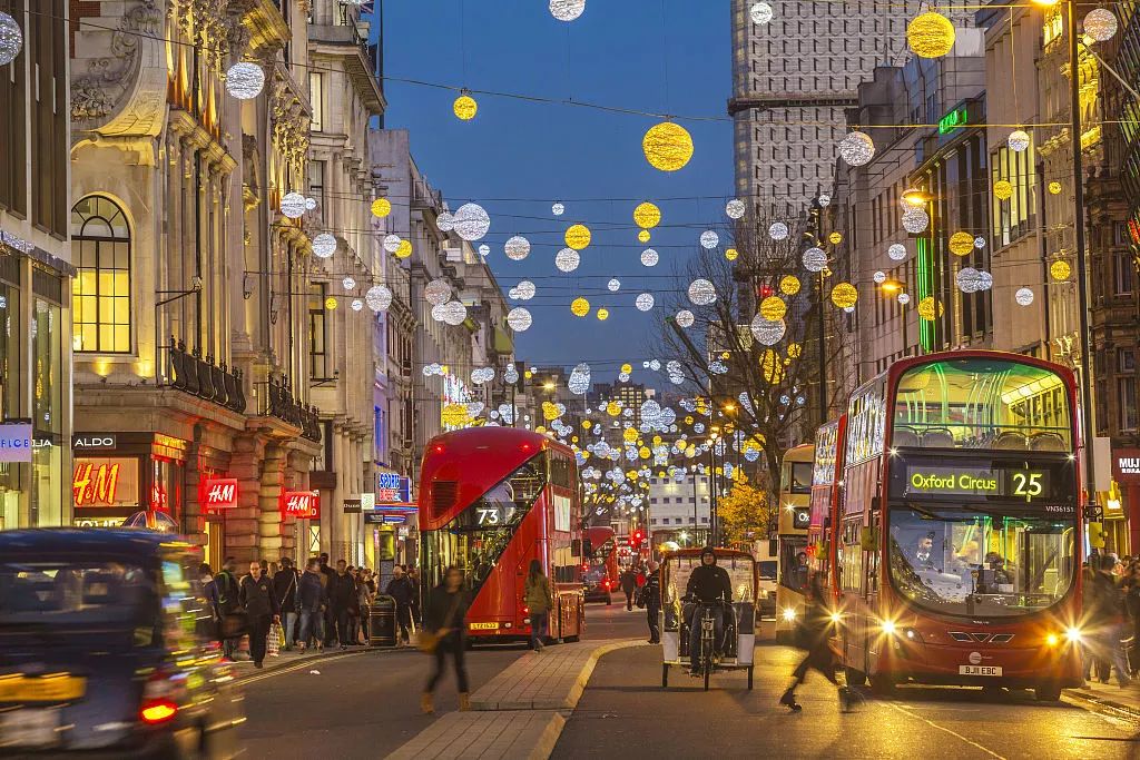 Στο Λονδίνο άναψαν τα πρώτα Χριστουγεννιάτικα φωτάκια και είναι σκέτη μαγεία