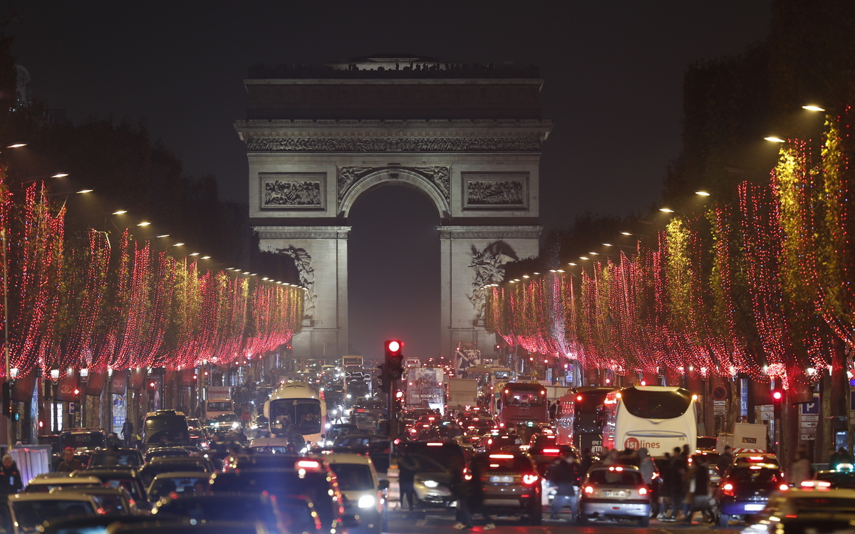 Χριστούγεννα στη Γαλλία: Το Παρίσι φωταγωγήθηκε με χιλιάδες λαμπιόνια και το θέαμα είναι μαγευτικό