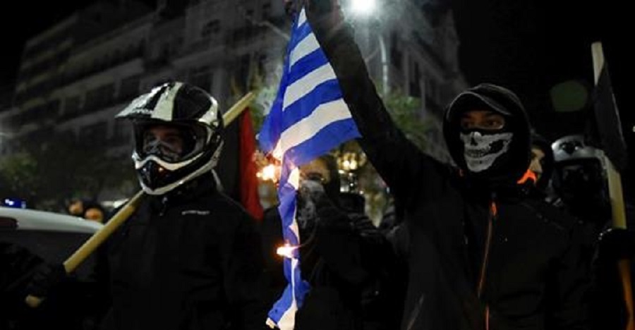Αναρχικοί έκαψαν ελληνική σημαία στη Θεσσαλονίκη και φώναξαν αντιφασιστικά συνθήματα