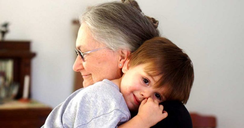 Ο πιο σημαντικός άνθρωπος στη ζωή σου είναι η γιαγιά σου. Εκείνη που σε μεγάλωσε: Την θυμάσαι;