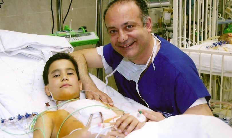 Αυξέντιος Καλαγκός: O καρδιοχειρουργός που σώζει χιλιάδες παιδιά συνεργάζεται με το Αγία Σοφία