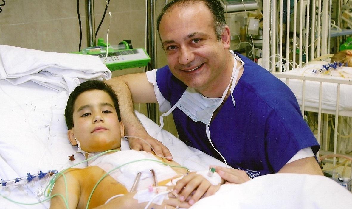 Αυξέντιος Καλαγκός: O καρδιοχειρουργός που σώζει χιλιάδες άπορα παιδιά συνεργάζεται με το Αγία Σοφία