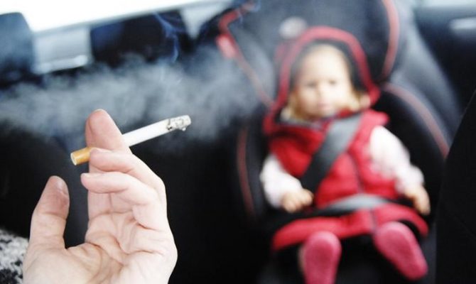 Πρόστιμο 1.500 ευρώ σε θεριακλήδες οδηγούς που καπνίζουν με παιδιά στο αυτοκίνητο
