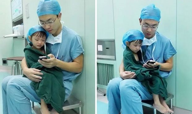 Καρδιοχειρουργός ηρεμεί κ0ριτσάκι δύο ετών, πριν του κάνει χειρουργική επέμβαση