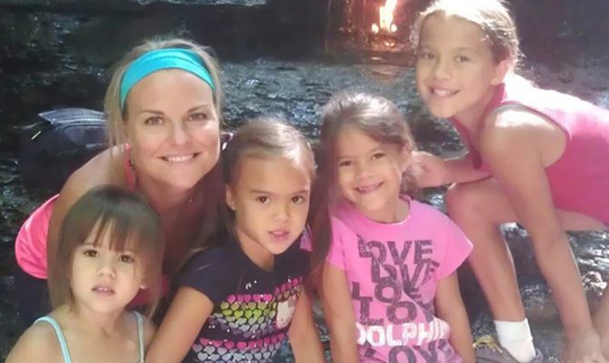Μάνα υιοθέτησε τις 4 κόρες της καλύτερής της φίλης που πέθανε από καρκίνο και συγκινεί