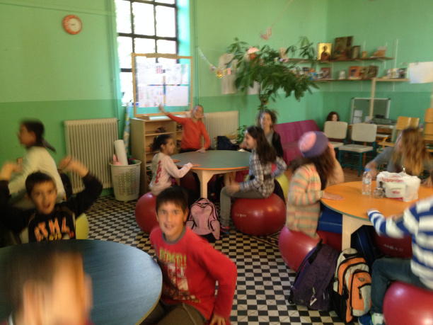 Το πρώτο ελληνικό δημόσιο σχολείο που πέταξε τις καρέκλες των μαθητών! - Εικόνα 3