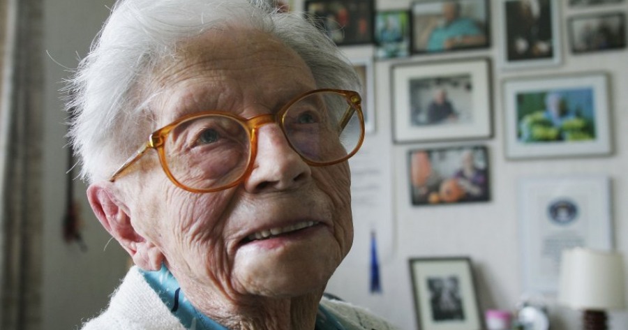 «Διαβάζω πολύ, ξεσκονίζω λίγο»: Μαθήματα ευτυχίας από μια 83χρονη