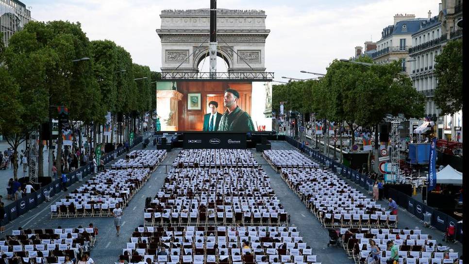 Το ωραιότερο θερινό σινεμά στον κόσμο στήθηκε στη Σανς Ελιζέ στο Παρίσι. Απίθανες εικόνες