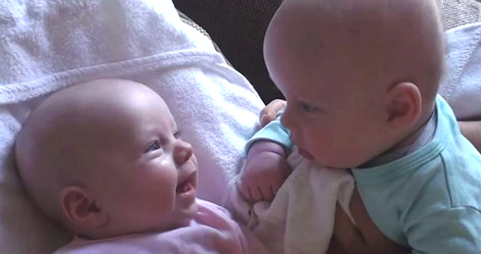 Όταν ο μπαμπας πιάνει τα δίδυμα μωρά του να «συζητούν», σε ένα ξεκαρδιστικό βίντεο