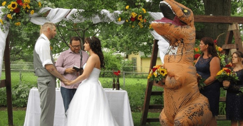 Νύφη είπε στην αδερφή της να βάλει «ό,τι θέλει» στον γάμο της και ντύθηκε δεινόσαυρος