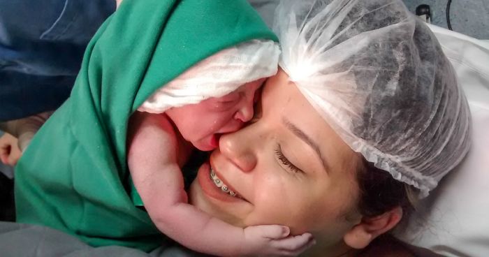 Νεογέννητο αγκαλιάζει τη μαμά του και η συγκινητική στιγμή γίνεται viral παγκοσμίως
