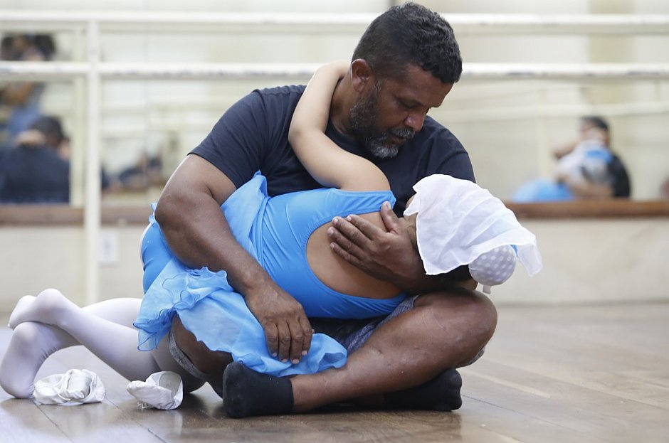 Μπαμπάς χορεύει μπαλέτο με τις αυτιστικές κόρες του για να τις βοηθήσει στο μάθημα τους