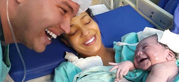 Νεογέννητο μωράκι αναγνωρίζει τη φωνή του μπαμπά του και του χαμογελά