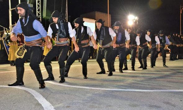 Πυρρίχιος: Ο πολεμικός χορός των αρχαίων Ελλήνων που χορεύουν οι Πόντιοι οπλισμένοι και ντυμένοι με μαύρα ρούχα