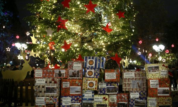 Πρόσφυγες άφησαν «δώρα» με τα ανθρώπινα δικαιώματα κάτω από το χριστουγεννιάτικο δέντρο στο Σύνταγμα