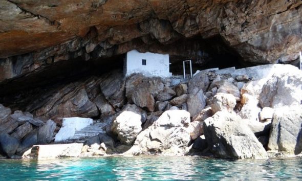Ένα ελληνικό εκκλησάκι στη λίστα με τους 10 καλύτερους ναούς του κόσμου μέσα σε σπηλιά