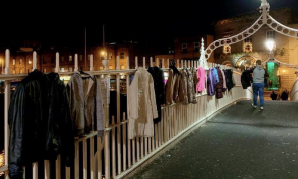 Στην Ιρλναδία κρεμάνε τα μπουφάν που δεν θέλουν για να τα παίρνουν οι άστεγοι