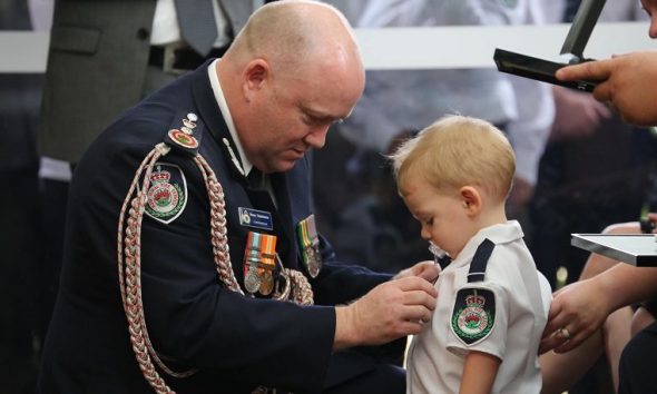 Πυροσβέστης πέθανε στις φωτιές της Αυστραλίας και παρασημοφορήθηκε ο 19 μηνών γιος του