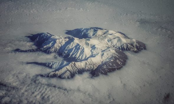 Ο χιονισμένος Όλυμπος ξεπροβάλλει μέσα απ’ τα σύννεφα και η φωτογραφία είναι μαγική