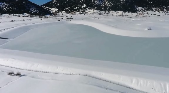 Μαγικές εικόνες από την παγωμένη λίμνη στον Ομαλό