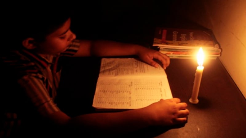 Νέα Ιωνία Βόλου: 15χρονος ζει σε σπίτι χωρίς ρεύμα, διαβάζει με κεριά και υποσιτίζεται