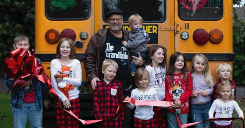 Παππούς αγόρασε σχολικό λεωφορείο για να πηγαίνει τα 10 εγγόνια του στο σχολείο κάθε μέρα