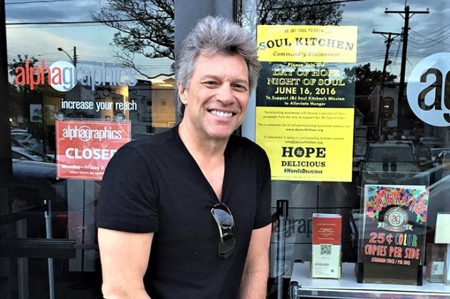 O Jon Bon Jovi άνοιξε δύο εστιατόρια για τους φτωχούς: Εδώ τρώνε δωρεάν όσοι έχουν ανάγκη & εκείνος πολλές φορές τους σερβίρει