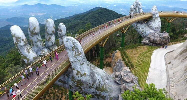 Γέφυρα στο Βιετνάμ στηρίζεται σε δύο γιγάντια χέρια και μοιάζει να ξεπηδάει από παραμύθι
