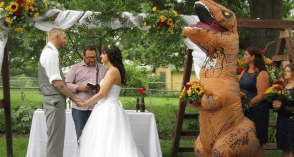 Νύφη είπε στην αδερφή της να βάλει «ό,τι θέλει» στον γάμο της κι εκείνη ντύθηκε δεινόσαυρος