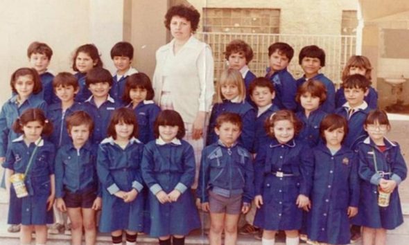 Όταν η κυβέρνηση Παπανδρέου αποφάσισε την κατάργηση της σχολικής ποδιάς- Συλλεκτικές φωτογραφίες από ελληνικά σχολεία