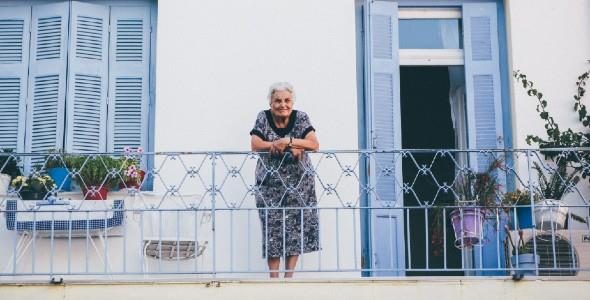 Γιαγιά τραγουδάει για τα εγγονάκια της απ’ το μπαλκόνι και μας συγκινεί