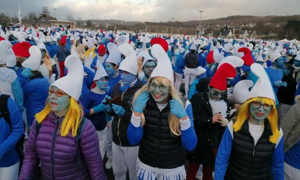 Γαλλία: 3.500 άτομα ντυμένα Στρουμφάκια αψήφησαν τον κοροναϊό