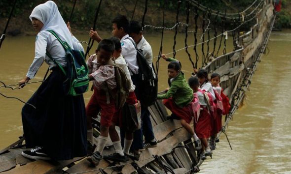 Παγκόσμια ημέρα της γυναίκας: 30 συγκλονιστικές φωτογραφίες κοριτσιών που πηγαίνουν στο σχολείο απ΄όλο τον κόσμο