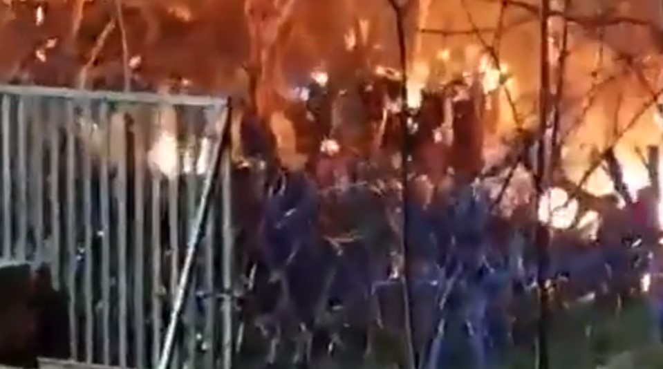 Καστανιές Έβρου: Μετανάστες άναψαν φωτιά στα τουρκικά σύνορα, πίσω από τον φράχτη