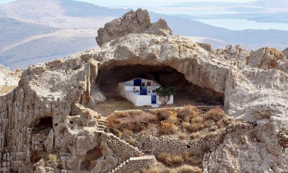 Η μοναδική παγκοσμίως άσκεπη εκκλησία, χτισμένη σε σπηλιά, βρίσκεται στη Λήμνο