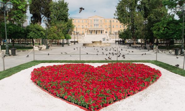 Μια κόκκινη καρδιά από λουλούδια στην πλατεία Συντάγματος, με διπλό συμβολισμό