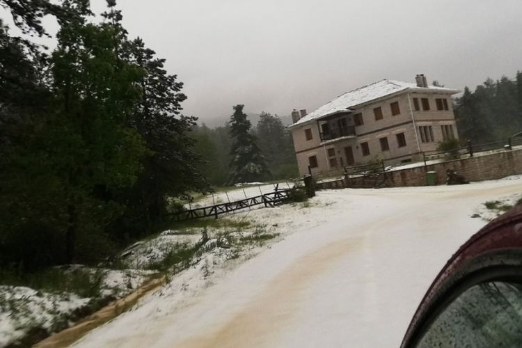 Χιονίζει στο Ζαγόρι πέντε μέρες πριν μπει ο Ιούνιος