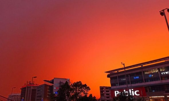 Μοναδικό: Σκόνη και ηλιοβασίλεμα «έβαψαν» βαθύ πορτοκαλί τον ουρανό της Αττικής
