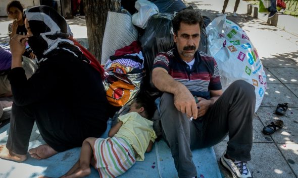 Η Νεολαία ΣΥΡΙΖΑ καταγγέλλει ότι «εκατοντάδες πρόσφυγες οδηγούνται στο κοινωνικό περιθώριο»